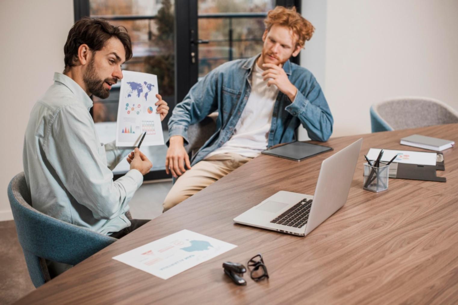 Budgetplanung in der Praxis – Teilnehmer arbeiten gemeinsam an realistischen Finanzszenarien