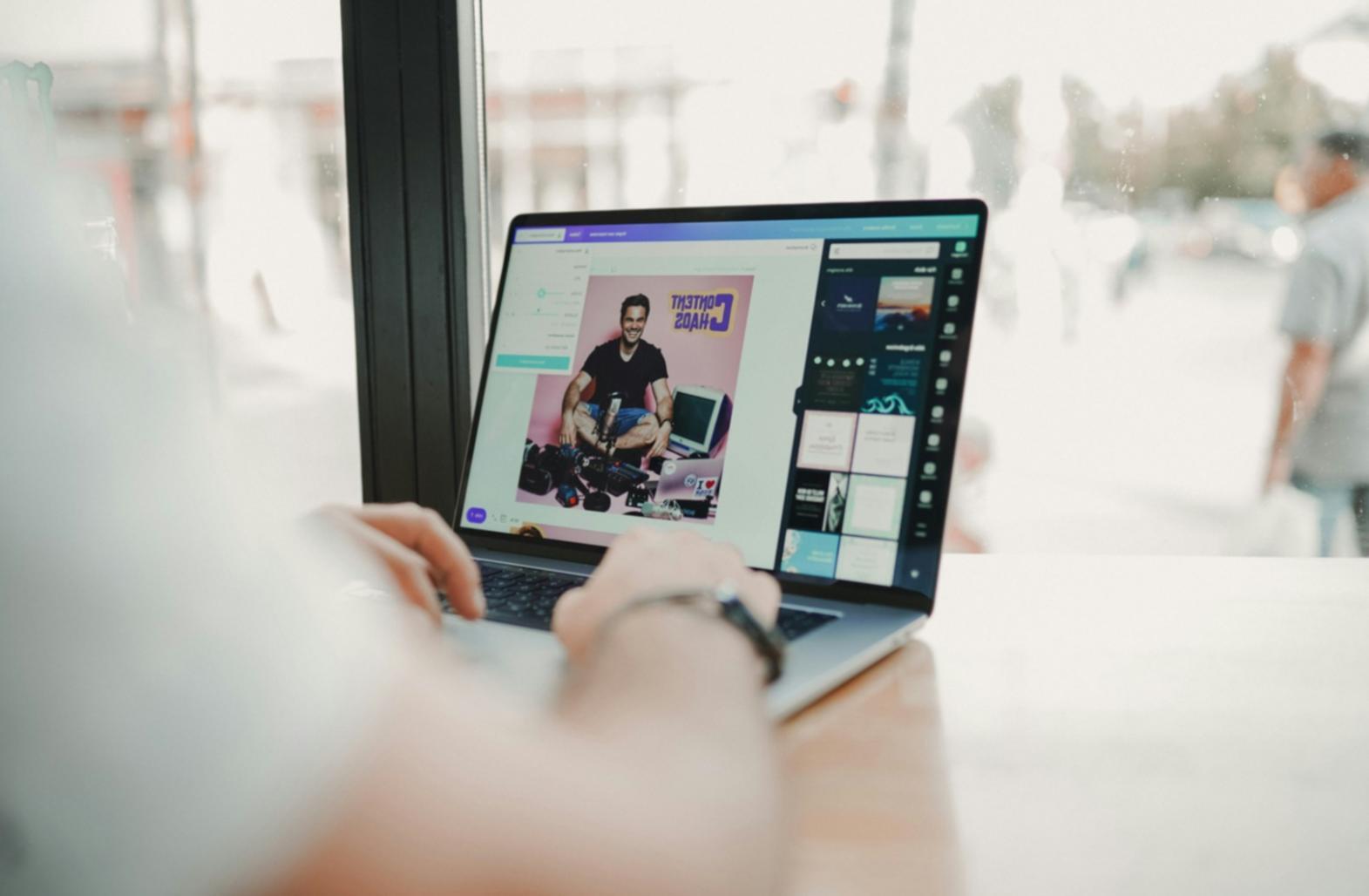 Gemeinsames Arbeiten an Finanzplänen in entspannter Atmosphäre